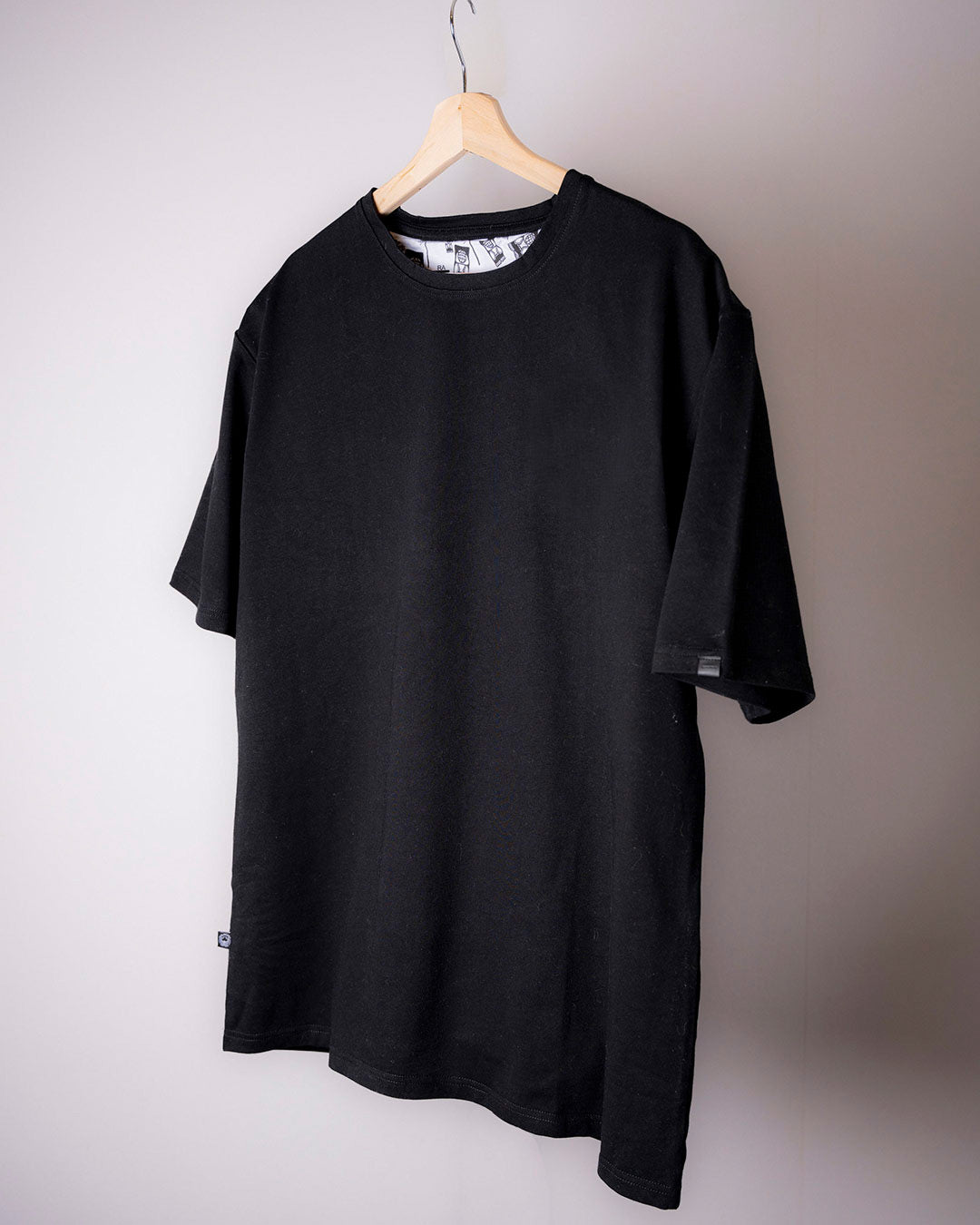 Polera RAYA Negra Básica